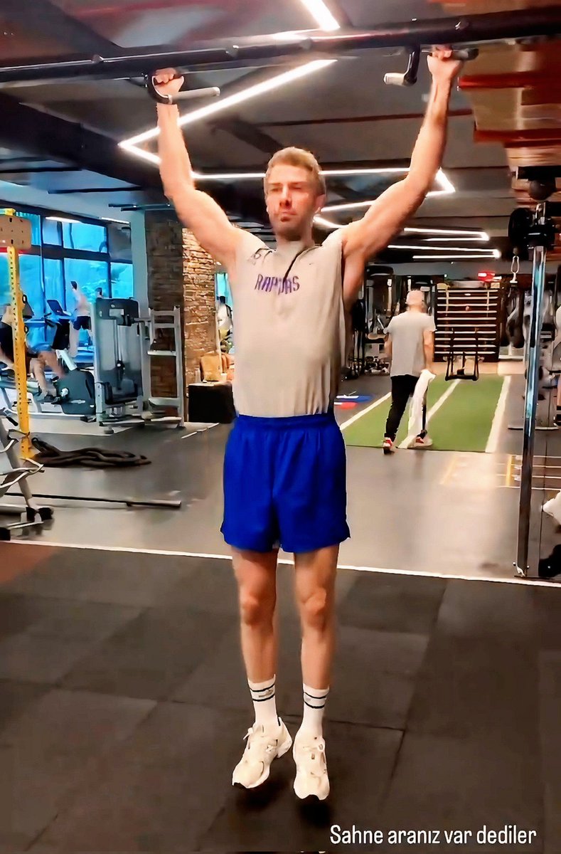 Sahne arası spor yapmak mı?!👊🏻🔥
Azmine hayranım Furkii...💪🏻😎

#FurkanPalalı 💎 <a href="/fpalali/">Furkan Palalı</a>