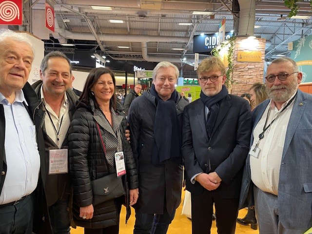 Rencontres riches au #SIA ce jour pour la délégation du @partiradical menée par le président @laurenthenart, le député <a href="/JoelGiraud05/">Joël Giraud</a> et le sénateur @danielchasseing avec <a href="/C_Lapouge/">Christelle Lapouge</a> <a href="/Ge_Panagiotou/">Georges Panagiotou</a>, A. Piazza. Merci à <a href="/MFesneau/">Marc Fesneau</a>, <a href="/JeunesAgri/">Jeunes Agriculteurs</a> <a href="/FNSEA/">La FNSEA</a> <a href="/Interfel/">Interfel</a>