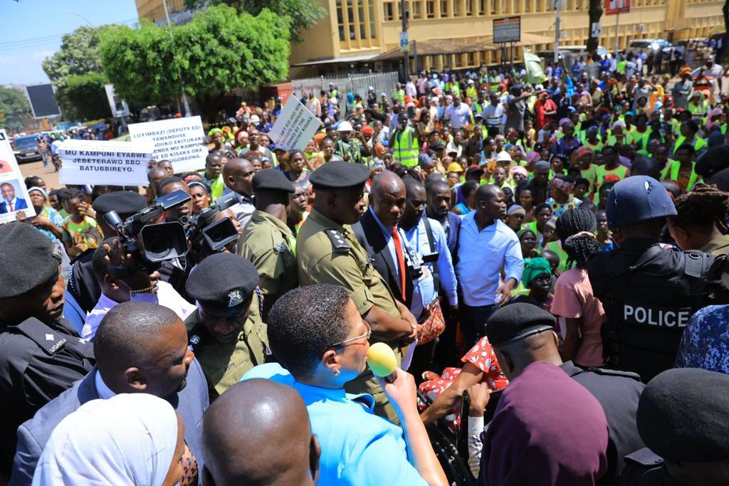 Casual workers of KCCA have convened at the authority's offices in Kampala seeking clarity on their five-month salary delay. Earlier this month, dailypress reported that several of these workers had been evicted from their rented homs because of arrears.dailypressug.com/2024/02/15/inj…