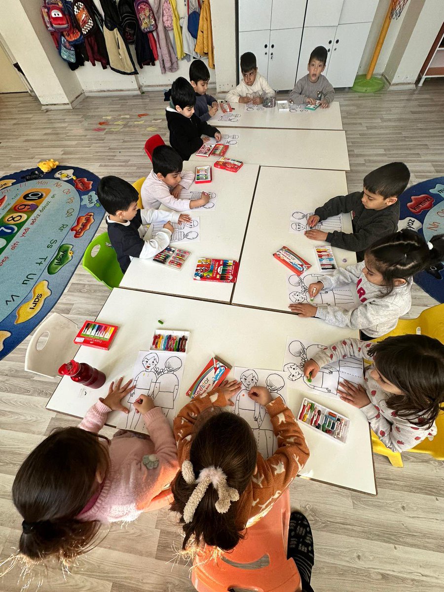 Hamravatanaokul's tweet photo. Hamravat anaokulu çocukları bugün rehber öğretmenimizin desteğiyle mahremiyet eğitimi kapsamında çalışmalarını gerçekleştirdiler.

@yenisehirmem16 https://t.co/fVrBy8ZS5W