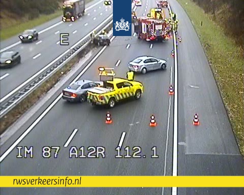 RWSverkeersinfo's tweet photo. ⛔️ | De #A12 richting Arnhem is dicht tussen Ede en Oosterbeek. Meerdere hulpdiensten, waaronder brandweer en politie, zijn ter plaatse bij het ongeval. Vanaf knp. Maanderbroek leiden we om via onderstaande route 👇 https://t.co/EYDOCtOwzi
