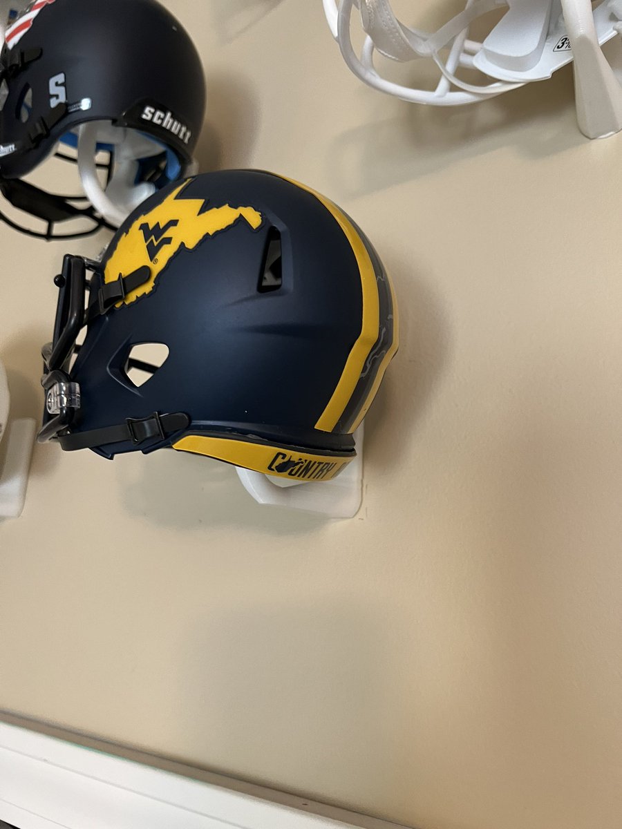 Michiganeer's tweet image. In the spirit of spring ball just around the corner, here is the latest addition to my @WVUfootball helmet wall.
#HailWV