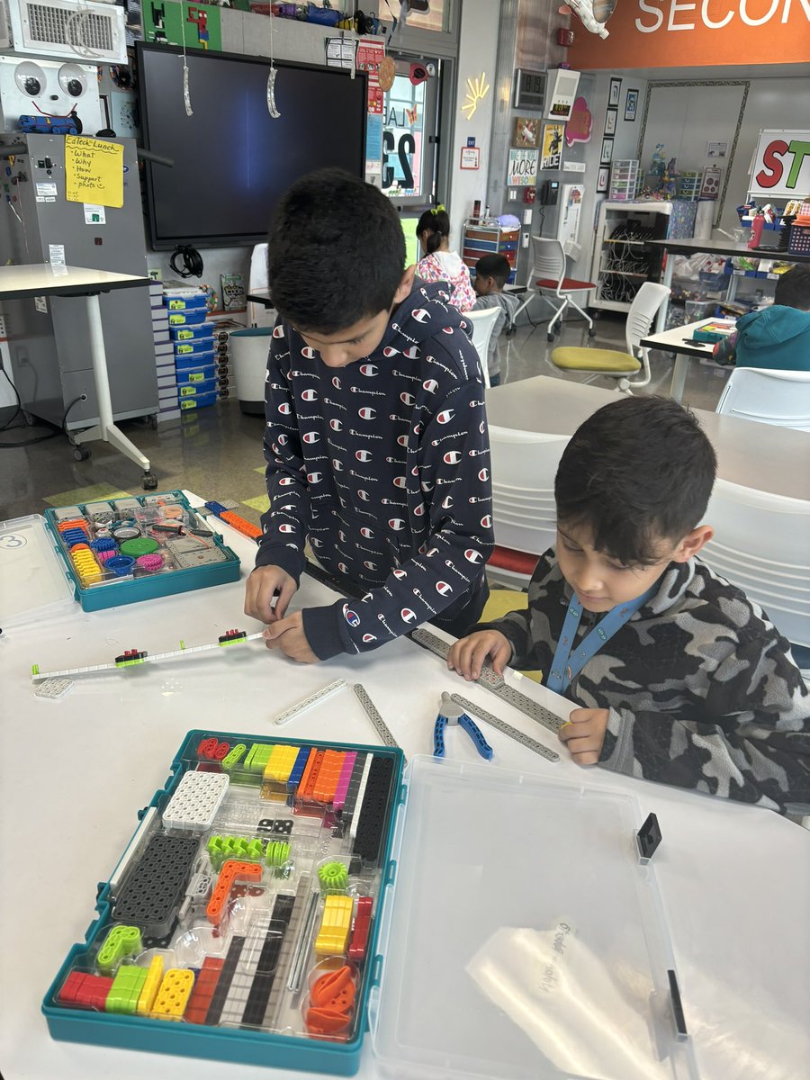 APanedaDLC's tweet image. Our robotics team is constructing a launch pad using baseplates and pins #GoPumas @northranchito 🐾 #RoboticsRocks