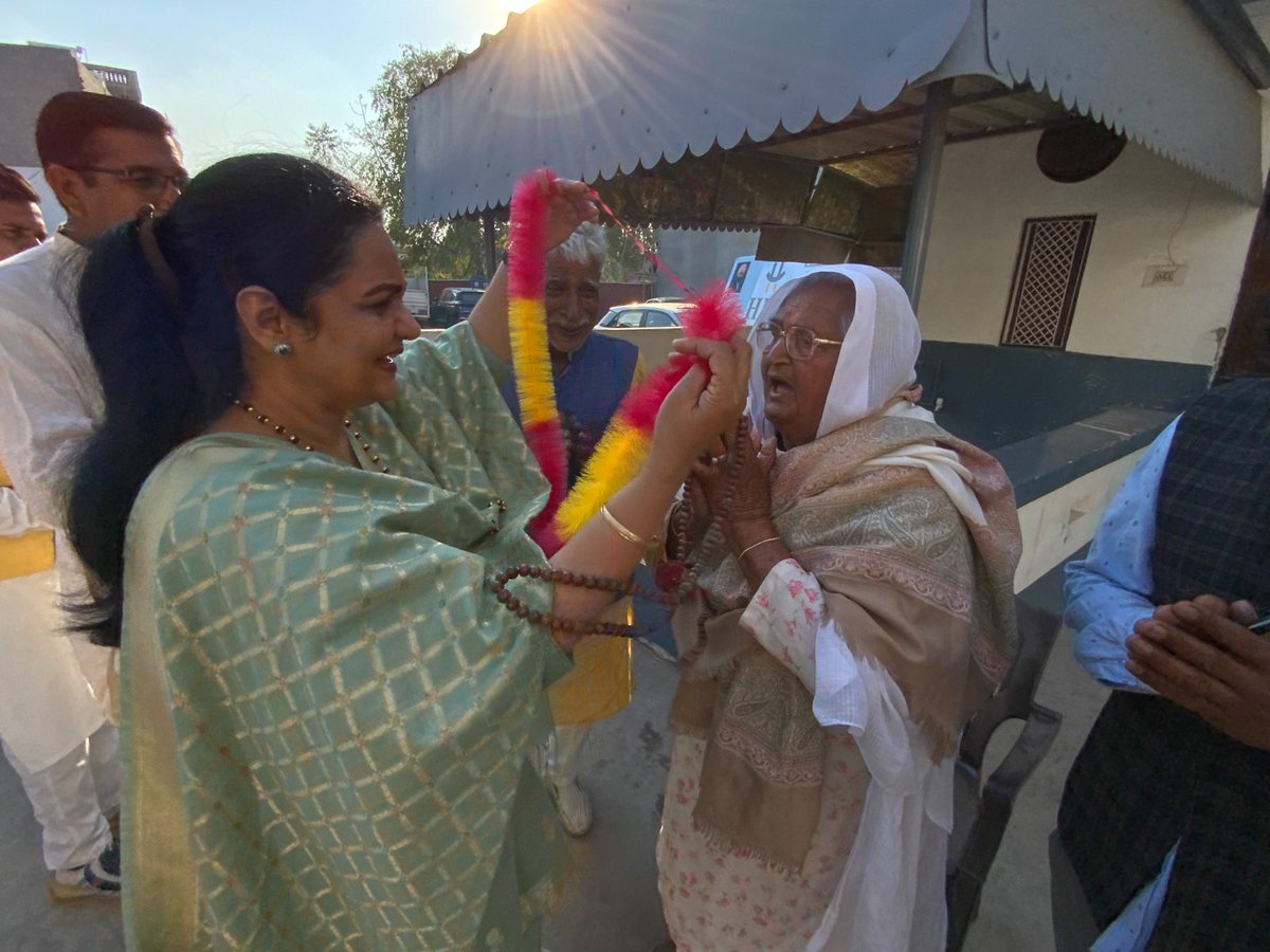 SunitaDuggal7's tweet photo. आज #रतिया प्रवास के दौरान नगरपालिका रतिया के पूर्व वाईस चेयरमैन प्रतिनिधि सरदार राजा नंबरदार जी के प्रतिष्ठान पर पारिवारिक भेंट की ।
#mpsirsa #सिरसा_लोकसभा #SunitaDuggal #सिरसा #भाजपा 
@narendramodi https://t.co/E77sP1u24g