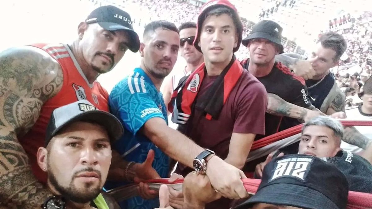 SaantiCarp_'s tweet image. Va con los borrachos, Se está cojiendo al Bayern Múnich , Se garcho a boca en Madrid,Tenia las llaves de Sol Perez, Hizo cornuda a una gata de Laferrer y le dio una Medalla trucha. 

LA CABRA.