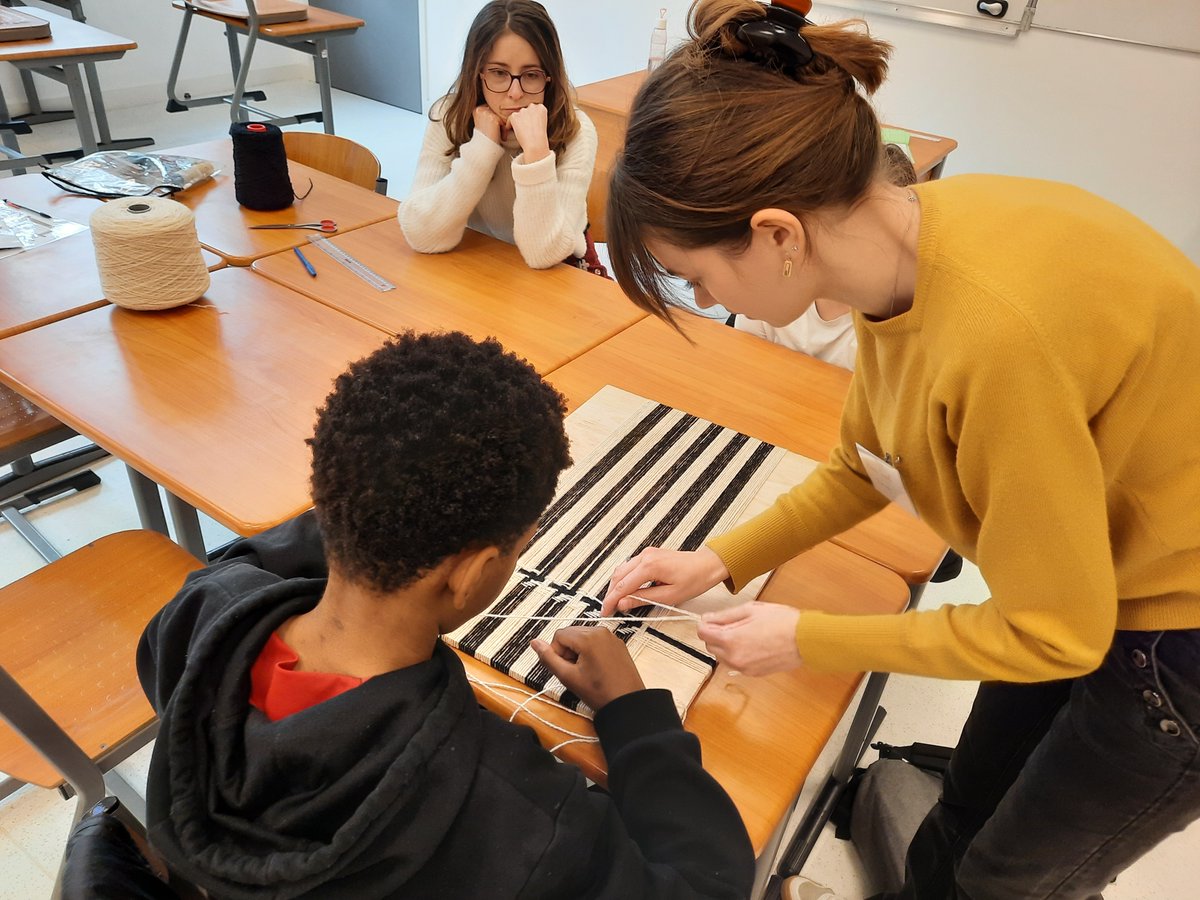 "L'intelligence manuelle peut être un moyen de se révéler" : l'association <a href="/Delordslesmains/">De l’or dans les mains</a> fait découvrir des métiers artisanaux aux adolescents. Reportage #espritdinitiative <a href="/franceinter/">France Inter</a> au <a href="/CollegeSevres/">Collège de Sèvres</a> 
radiofrance.fr/franceinter/po…