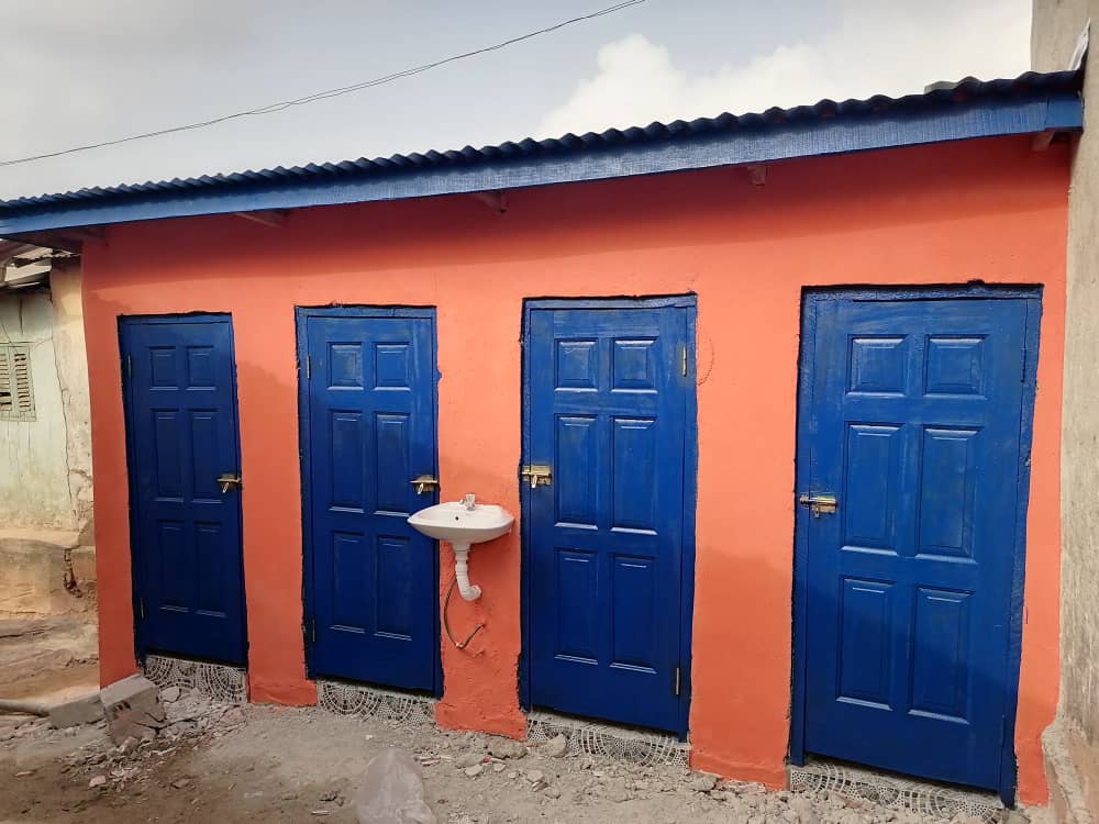 SDGLocalAction's tweet photo. #Kumasi city has built 11 toilets and 2 bathrooms for six houses in Moshie Zongo as part of the pilot phase of the “Kumasi revolving fund sanitation project.”
The project aims to construct 915 toilets in total.
Read more https://t.co/6mu9uFpQE7
#Sanitationsolution https://t.co/kYtW931tzW