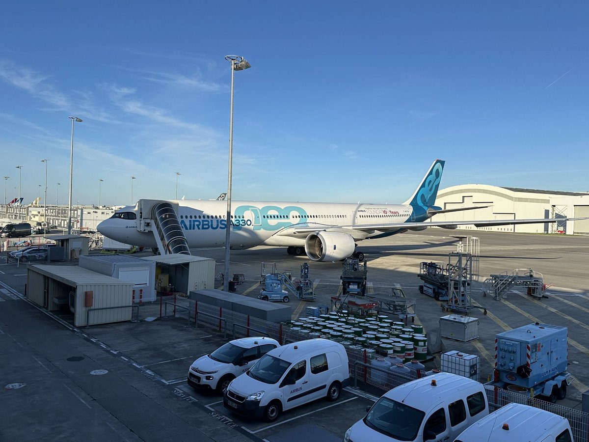 Thom_astro's tweet photo. 🤓✈️De retour sur les bancs de l’école, mais des bancs un peu particuliers… je passe quelques jours chez @Airbus training à @Toulouse pour revalider ma qualification de type #A350 (le cockpit le plus réussi du monde, à ma connaissance), et voler sur #A320 au sein du service des Essais en vol… en attendant l’entraînement sur #A310 la semaine prochaine à Bordeaux-Mérignac (@AirZeroG). 👨🏻‍✈️Pilote a été mon deuxième métier (@airfrance), après ingénieur👨🏻‍🔧, et c’est dans l’environnement opérationnel et dynamique des cockpits que j’ai appris la plupart des compétences non-techniques (les fameux « soft skills ») les plus importantes de ma carrière : rendez-vous sur #LinkedIn pour BEAUCOUP plus d’explications.

#aviation #avgeek #avgeeks #cockpit #airbus #plane #sky #pilot #airport #airbus #airbusA350