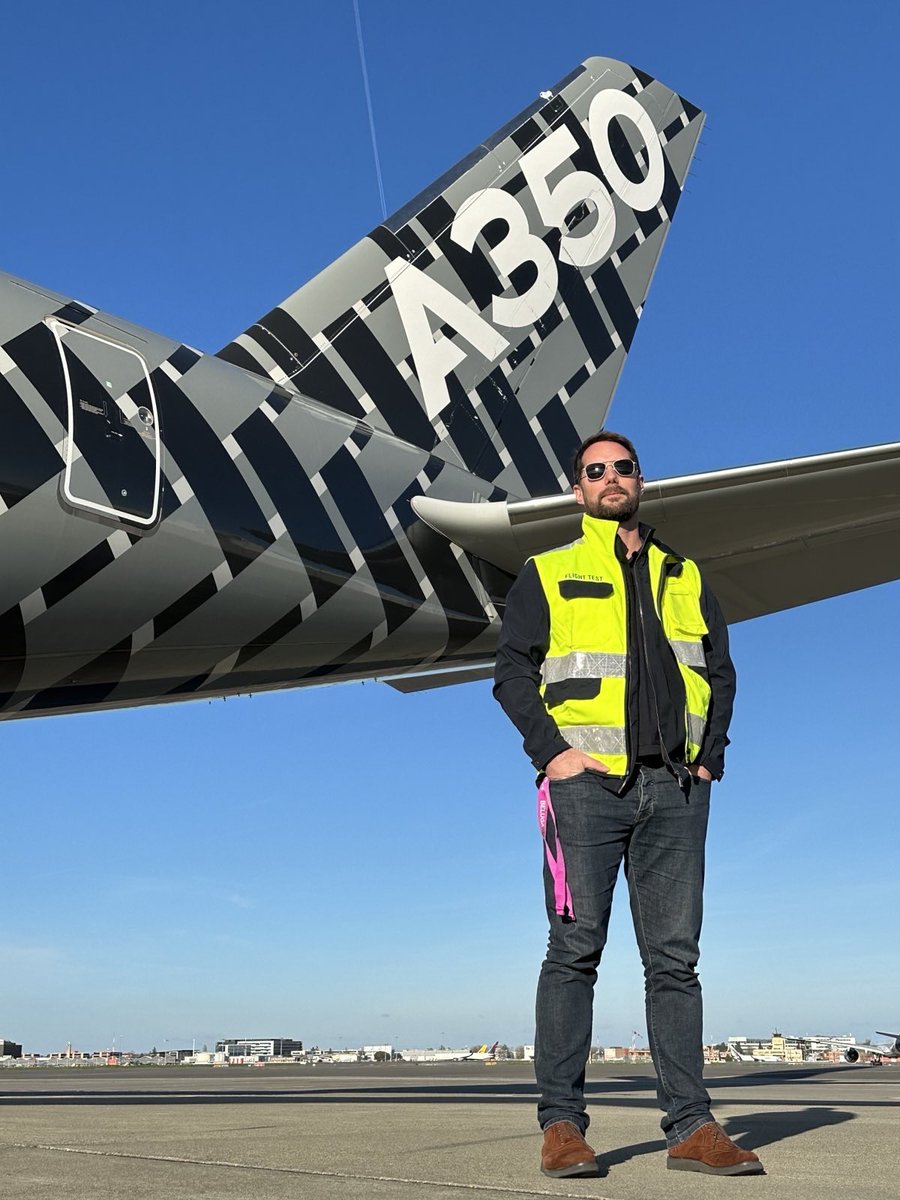 Thom_astro's tweet photo. 🤓✈️De retour sur les bancs de l’école, mais des bancs un peu particuliers… je passe quelques jours chez @Airbus training à @Toulouse pour revalider ma qualification de type #A350 (le cockpit le plus réussi du monde, à ma connaissance), et voler sur #A320 au sein du service des Essais en vol… en attendant l’entraînement sur #A310 la semaine prochaine à Bordeaux-Mérignac (@AirZeroG). 👨🏻‍✈️Pilote a été mon deuxième métier (@airfrance), après ingénieur👨🏻‍🔧, et c’est dans l’environnement opérationnel et dynamique des cockpits que j’ai appris la plupart des compétences non-techniques (les fameux « soft skills ») les plus importantes de ma carrière : rendez-vous sur #LinkedIn pour BEAUCOUP plus d’explications.

#aviation #avgeek #avgeeks #cockpit #airbus #plane #sky #pilot #airport #airbus #airbusA350