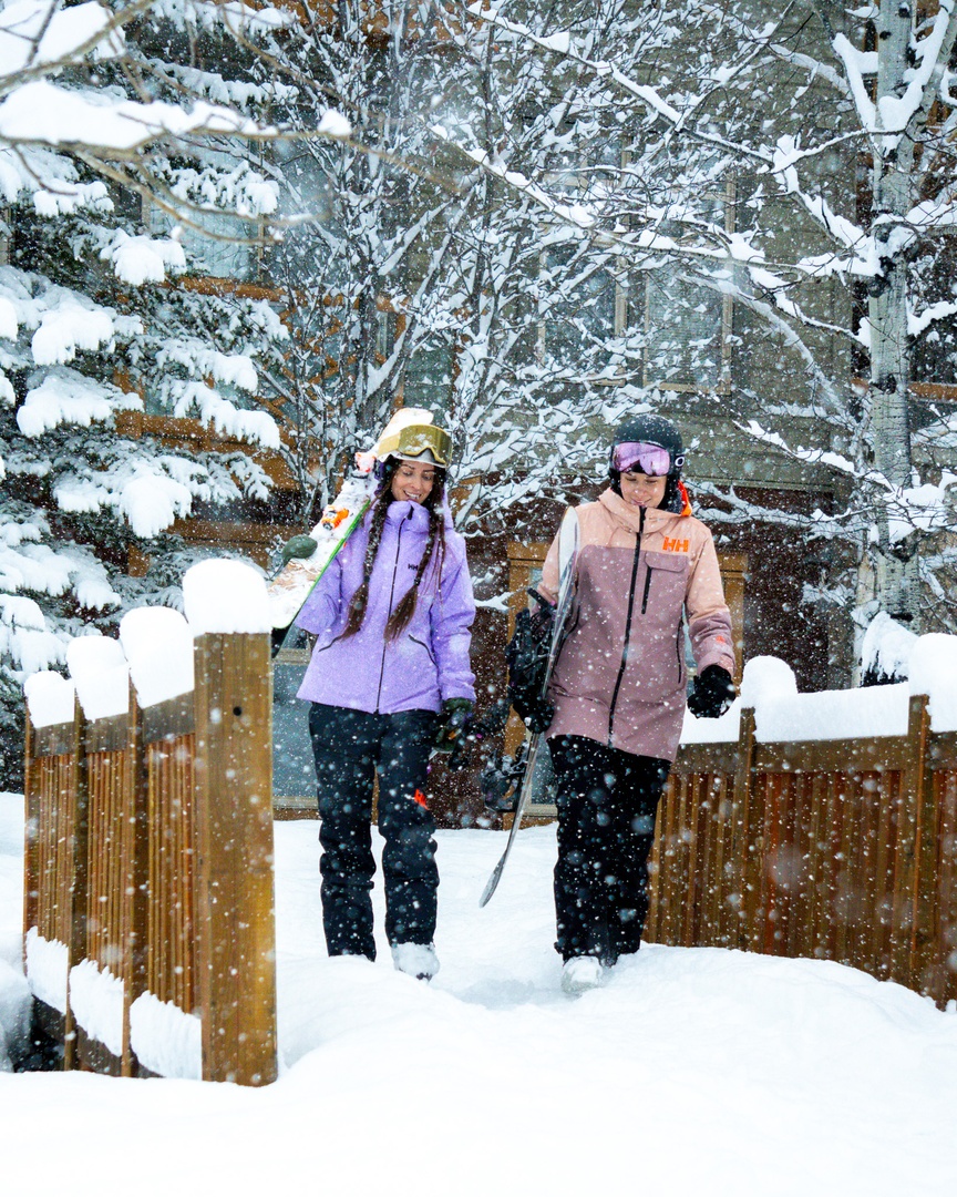Ski-in / ski-out makes skipping work for powder days so much easier! With 30cm in the village over the last 24 hours, we're not saying you should — but we might be 😉 Who else is playing hooky today? ✋ Learn more about lodging at panoramaresort.com/lodging