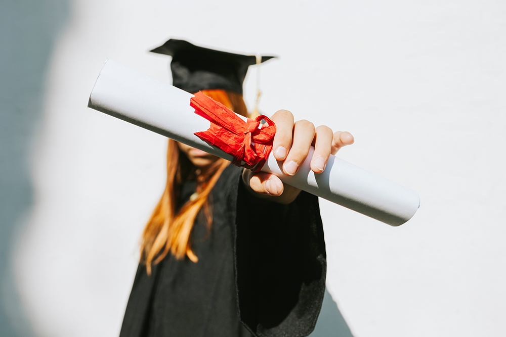 CONGRATS to the Class of '24! 
What's the best approach to selecting your Graduation Slideshow songs? Check out our latest blog post for everything you need to know. milestoneslideshows.com/blog/choosing-…