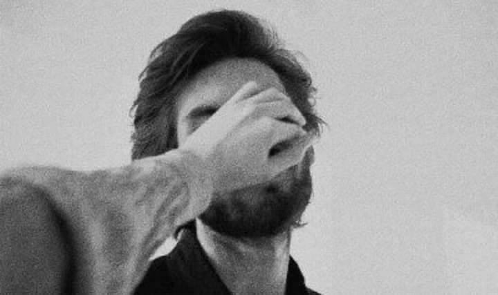 itzraxa's tweet image. میں نے مدت سے کوئی خواب نہیں دیکھا۔۔
هاتھ رکھ دےمیری آنکھوں پہ کہ نیند آئے۔۔!

Good Night 🤍🌙✨