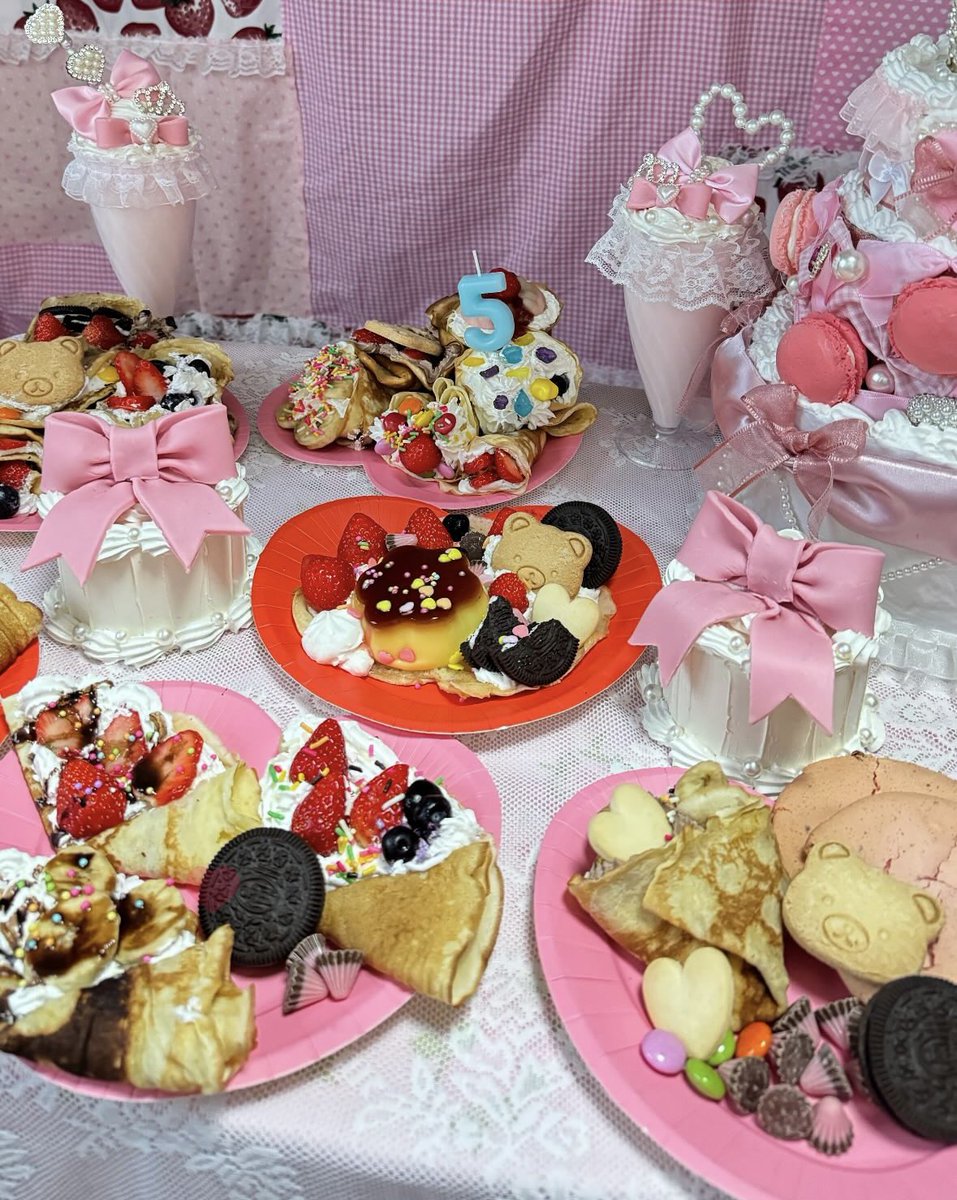 20歳になりました⟡.·
クレープ20個もつくった〰️🍓
背景のつぎはぎの布がんばった
大好きなピンクと友達に囲まれてしあわせ♡♡♡

 #ハンドメイド作家さんと繋がりたい 
 #ハンドメイド作品
 #フェイクスイーツ  #スイーツデコ #クレープ #いちご #バナナ #うるう年 #誕生日