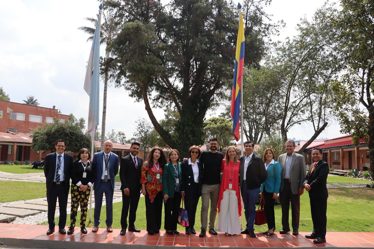 RectoriaCorpas's tweet photo. Cultivando nuestras relaciones Interinstitucionales, tuvimos un encuentro con la @USanMartinCO para iniciar alianzas estratégicas y trabajos conjunto en diferentes ámbitos. Gracias a su señor rector y todo su equipo. 

#UniCorpas #universidades #SanMartin #Bogota #Educación https://t.co/h4iOPcIWB4