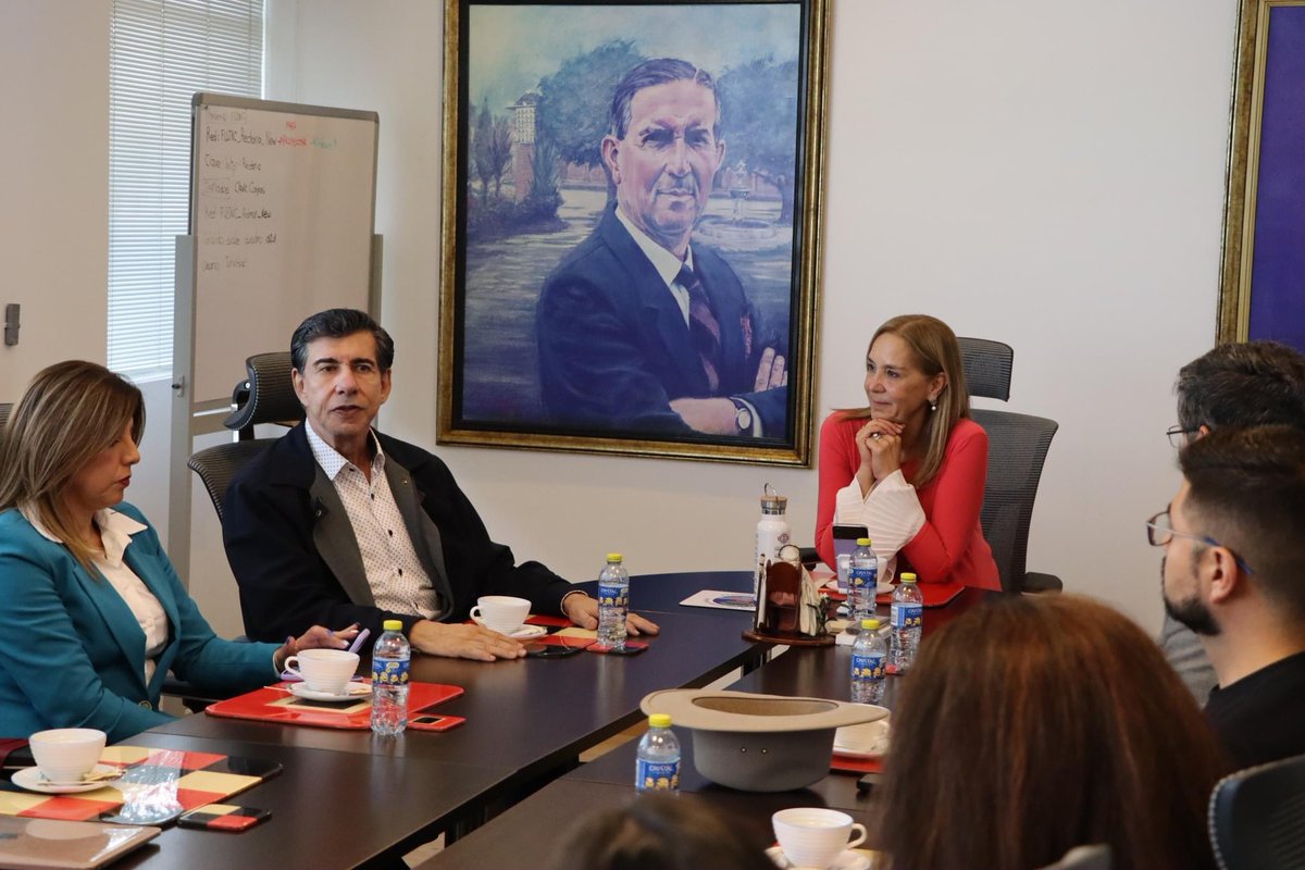 RectoriaCorpas's tweet photo. Cultivando nuestras relaciones Interinstitucionales, tuvimos un encuentro con la @USanMartinCO para iniciar alianzas estratégicas y trabajos conjunto en diferentes ámbitos. Gracias a su señor rector y todo su equipo. 

#UniCorpas #universidades #SanMartin #Bogota #Educación https://t.co/h4iOPcIWB4