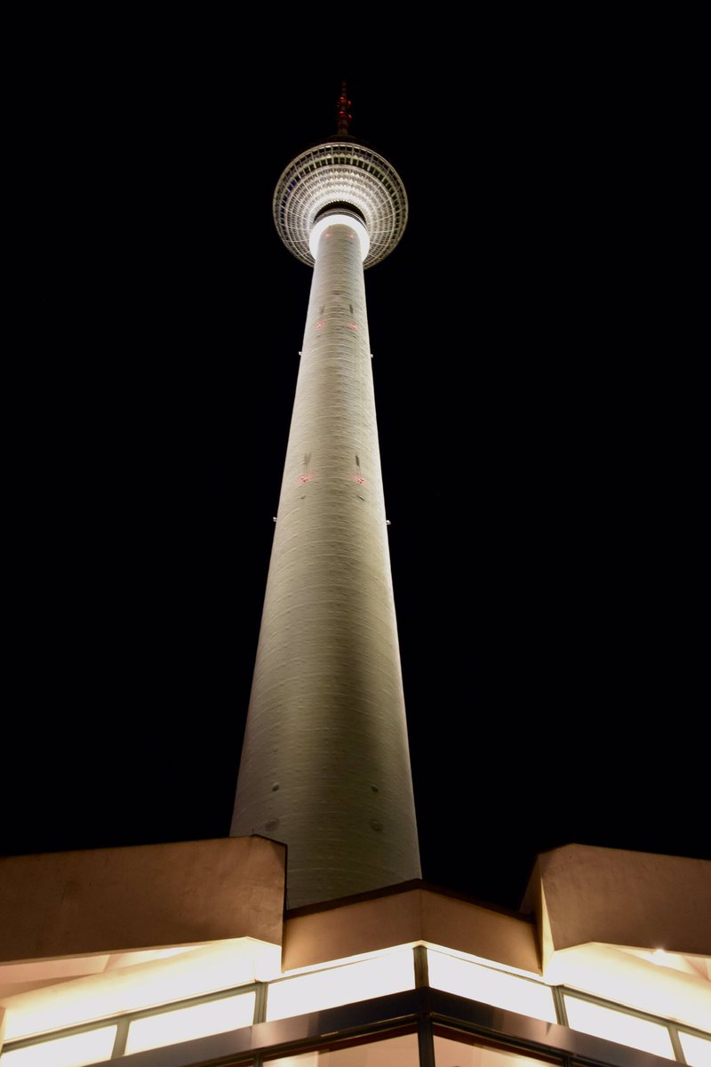 2015 : 

Fernsehturm Berlin / Berlin TV Tower 🇩🇪 

#Berlin #Germany #Deutschland #Alexanderplatz #BerlinTVTower #architecture #photography #VisitGermany #ThePhotoHour #Ankkumar 

tv-turm.de/geschichte-des…