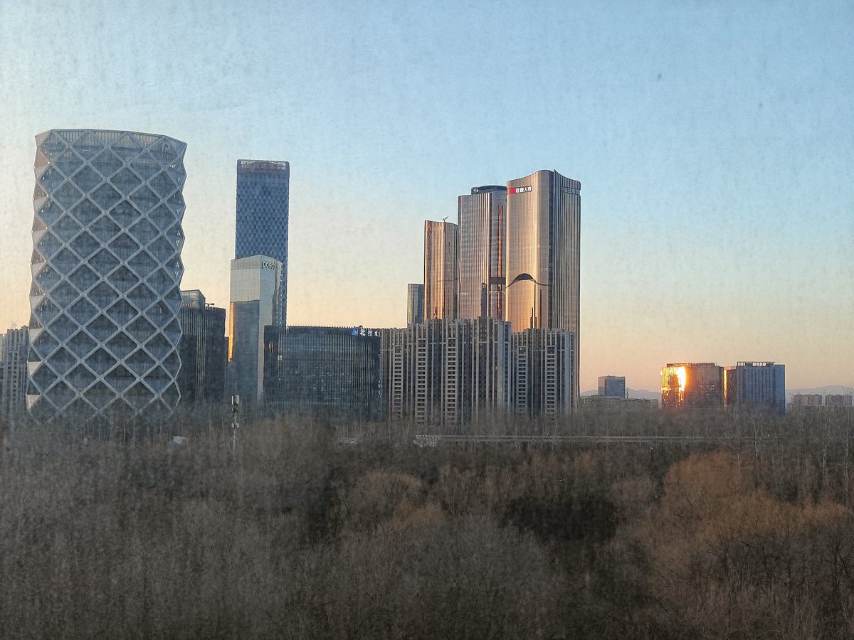 2Cb5y's tweet photo. 夕阳无限好，只是玻璃脏 https://t.co/GLOQWVgGAi