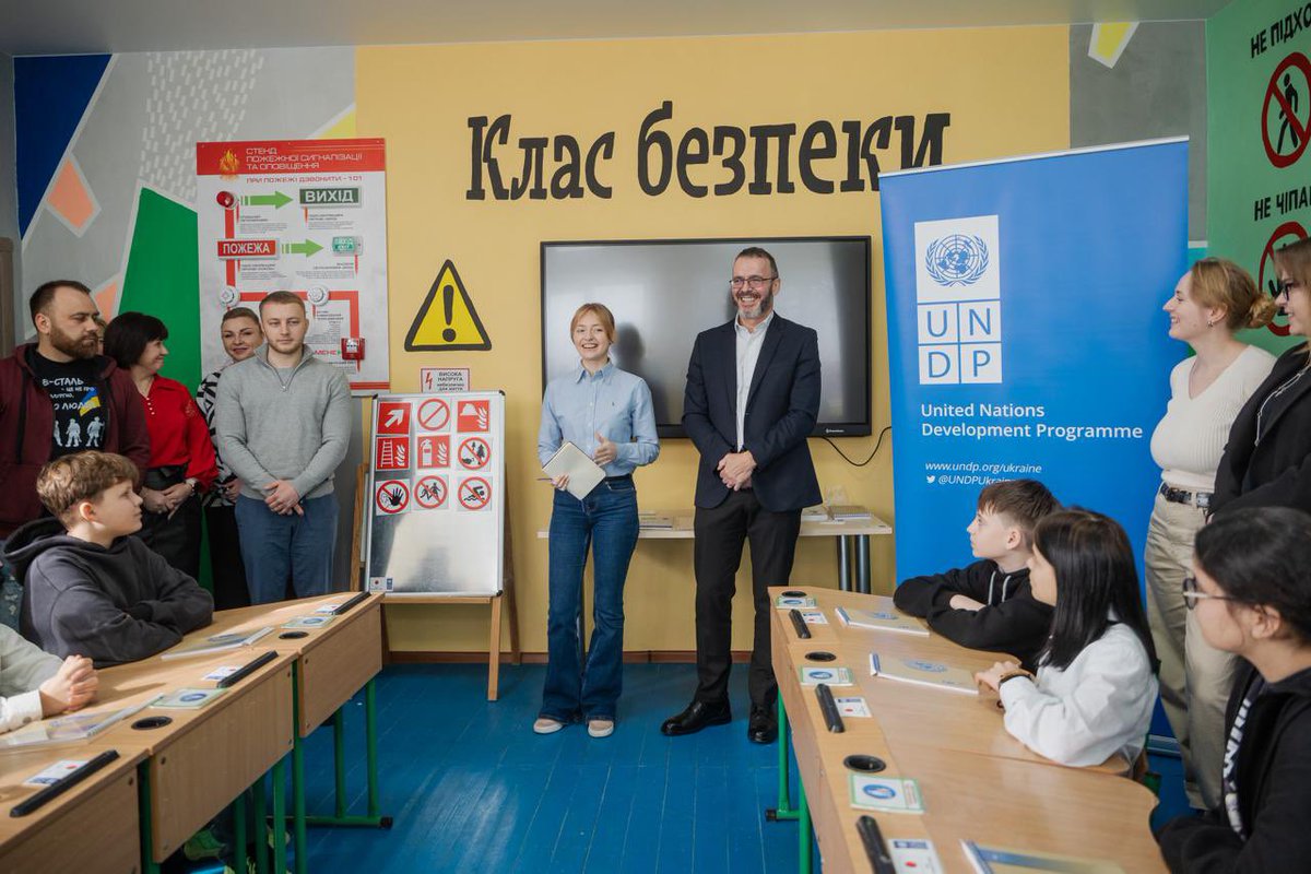 Children should not be be tought how to avoid #mines and explosive ordinances, but in #Ukraine it is a sad reality! @UNDPUkraine and @MofaJapan_en and @JPEmbUA creates a safety-awareness attitude for children in #Kyiv and #Chirnihiv.