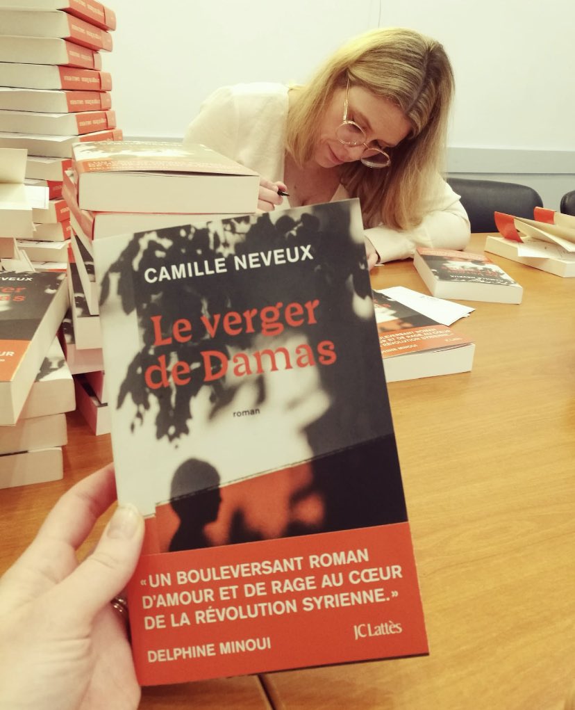French debut Camille Neveux signed the first copies of her novel LE VERGER DE DAMAS, to be reaching bookshops on April 2 with @editionsLattes, for which @VeroniqueCardi snapped up the rights at auction. A deeply moving story of love & rage at the heart of the Syrian revolution.