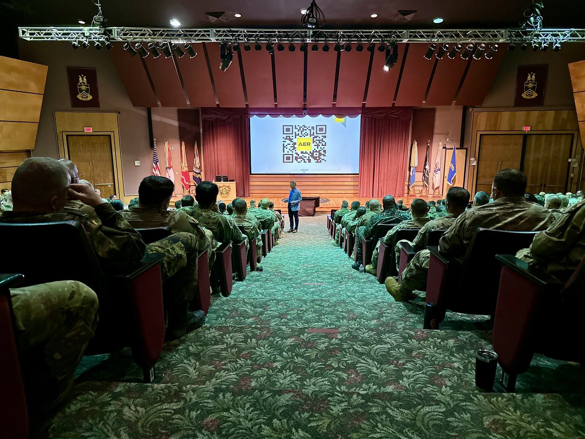 Tony #Grinston to SGM-A Class No. 74 at @NCOLCoE: donating to #AER embodies @USArmy values & demonstrates a Soldier’s investment in their profession. @FortBlissTexas #FortBliss #leadership #NCOcorps @Asst_to_the_RM @USArmySMA