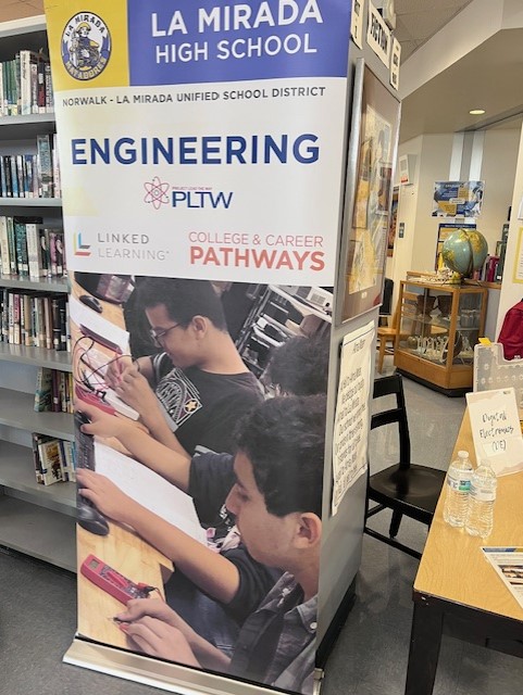 LMHSLibrary's tweet image. In the LMHS Library - PLTW Showcase today!! Introduction and displays of our amazing Engineering &amp;amp; Bio-Medical departments, showing and talking about their fields.  Go Mats!!