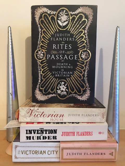 Crowning the shrine, Judith Flanders' new book ‘Rites of Passage  Death & Mourning in Victorian Britain.' What a beauty.
Congratulations @JudithFlanders #death #mourning #Victorian #VictorianBritain