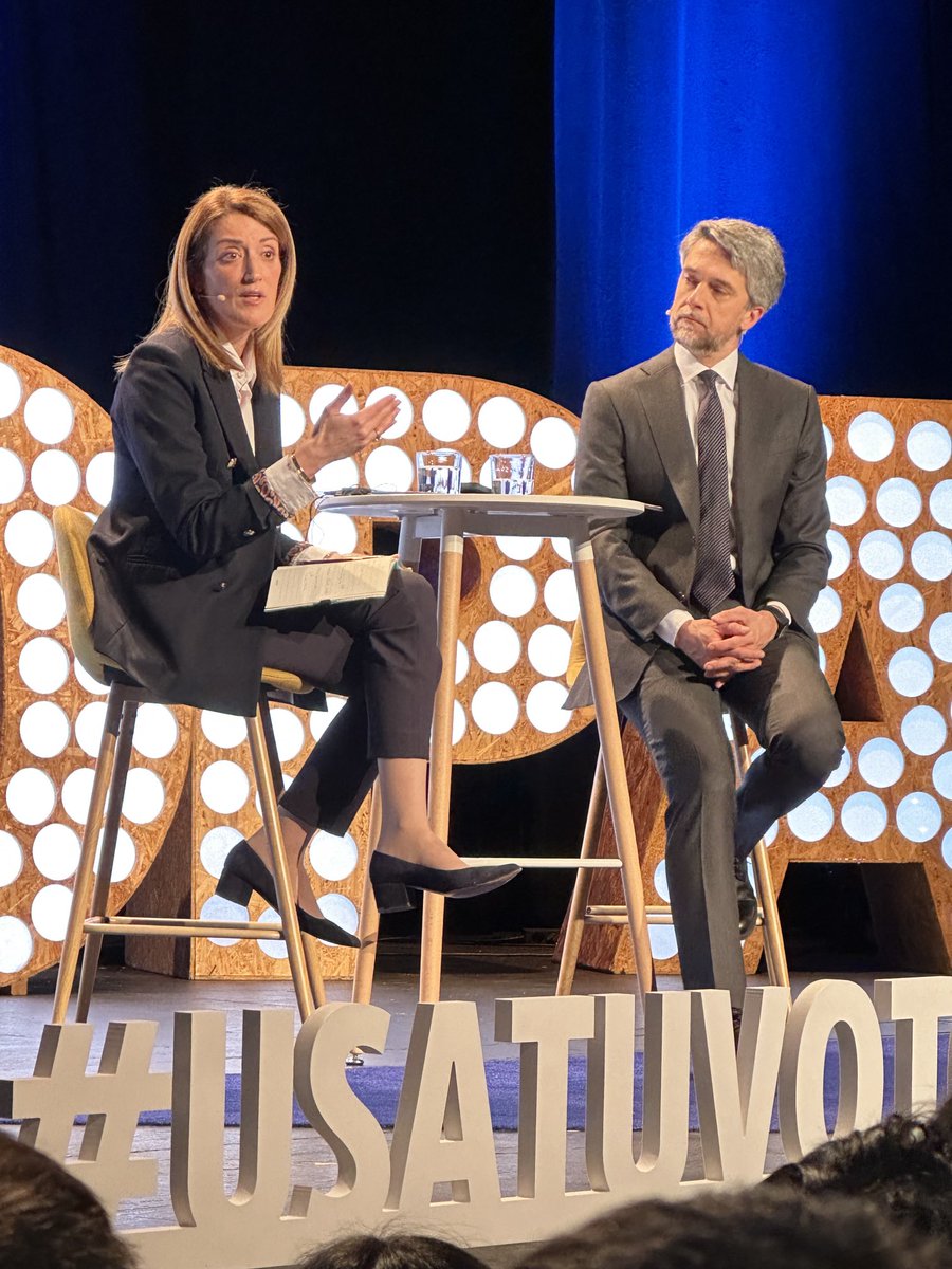 La Presidenta del ⁦<a href="/Europarl_ES/">Parlamento Europeo en España</a>⁩ ⁦<a href="/RobertaMetsola/">Roberta Metsola</a>⁩ con 300 jóvenes en Madrid: “Vosotros no sólo sois el futuro, sois también el aquí y ahora”. #usatuvoto ⁦<a href="/Equipo_Europa/">Equipo Europa</a>⁩