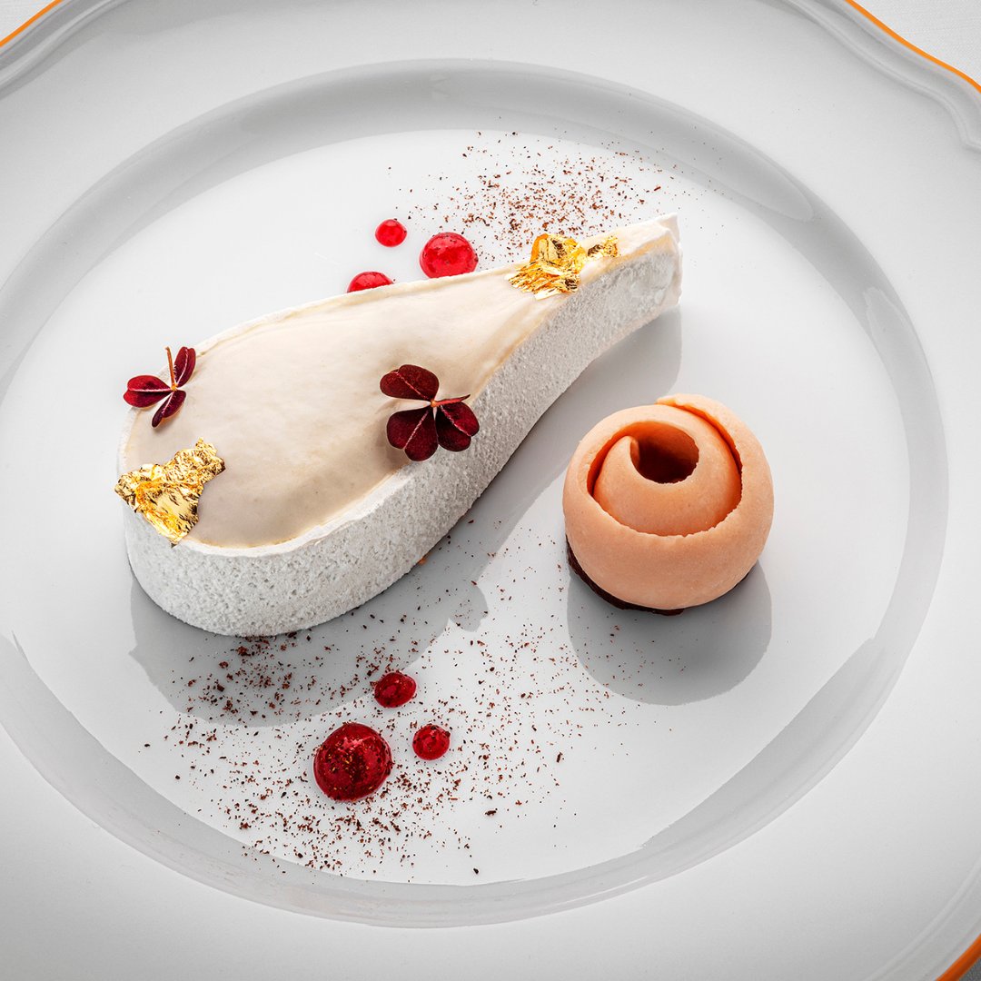 LapogeeCourch's tweet photo. The sweetnesses of our Pastry Chef Tanya, to be savored at Gennaro's. ​🍰​

#LApogeeCourchevel #MasterpieceHotels https://t.co/K9DaRCI1Bf
