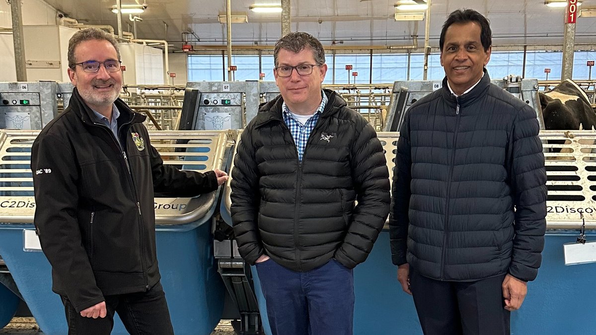 Rene Van Acker, interim VPR, recently led Andrew Goldstein, Associate Assistant Deputy Minister of Science and Technology at Agriculture and Agri-Food Canada, Government of Canada, on a tour of the Ontario Beef & Dairy Research Centres, where we showcased our research strengths.