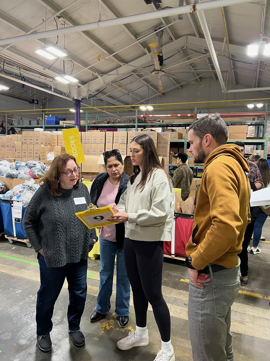 Read how 10 employees from the #Arthrex Boston team used their Volunteer PTO benefit to spend the day volunteering with @c2cboston to provide homeless or low-income children with essential items such as clothing, coats, shoes and school supplies: arthrex.info/3wzAmv4