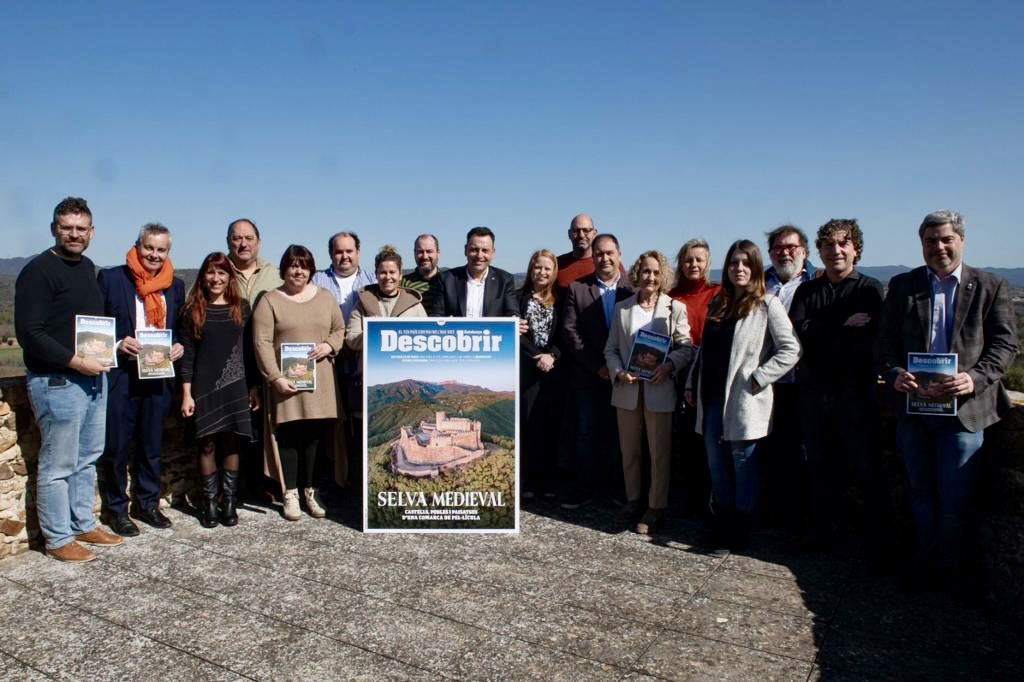 Aquest matí hem presentat el Descobrir de març, que conté un ampli dossier sobre la Selva medieval, a l’antic castell de Brunyola, avui Ajuntament. Hi han participat el president del Consell i nombrosos alcaldes i regidors de la comarca enmig d’una gran expectació mediàtica