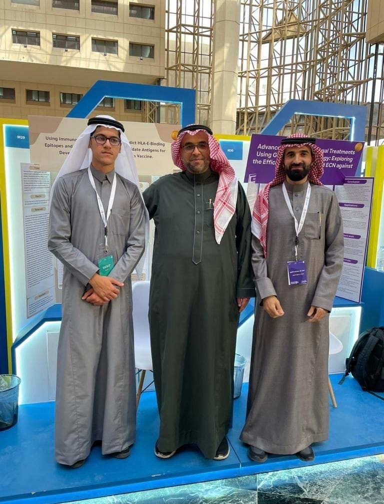 First1Saudi's tweet photo. 🔬🇸🇦 **#إنجاز_علمي | #مستقبل_العلوم | #تقنية_الذكاء_الاصطناعي**

باسل عطية سفر الغامدي، طالب الصف الثالث ثانوي من منطقة عسير، يحقق إنجازاً علمياً ملهماً! 🌟 وصوله للنهائيات في مسابقة #ابداع للعلوم والهندسة يشكل خطوة هامة في مجال البحث العلمي. 

باسل طور لقاحاً مبتكراً ضد مرض السل بالاستفادة من أدوات الذكاء الاصطناعي، محققاً نتائج فعالة في المحاكاة. 🧬

 قرب تطبيق البحث في المعامل ونشره في مجلة علمية مرموقة تصنيف Q1 يعد إنجازاً يبشر بمستقبل واعد في البحث العلمي ويخدم المجتمع العلمي والطبي. #تقدم_علمي 

Basil Atiyah Safar Al-Ghamdi, a senior high school student from Asir region, achieves an inspiring scientific feat! 🌟 His advancement to the finals in the #Ibdaa Science and Engineering Fair marks a significant step in scientific research. Basil developed an innovative vaccine against tuberculosis using artificial intelligence tools, achieving effective results in simulations. 🧬 The imminent application of his research in laboratories and its publication in a prestigious Q1 ranked scientific journal is a milestone heralding a promising future in scientific research and serving the scientific and medical community. #ScientificProgress #YouthOfTheNation