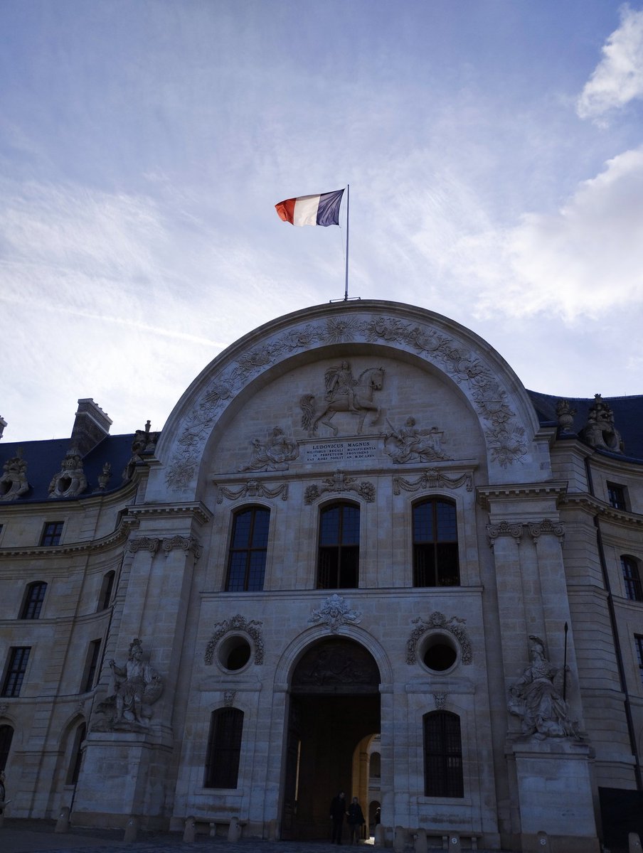 Clap de fin après presque 8 années à l'<a href="/ANSSI_FR/">ANSSI</a>. Je pars vers de nouvelles aventures 🚀 mais la #cybersécurité va continuer d'être un sujet au cœur des préoccupations de l'État alors restons mobilisé.e.s 💪🛡️
#communication #ComPublique #cyber #numérique