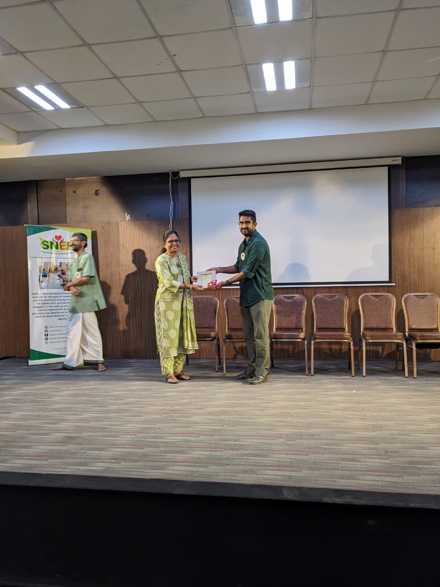 LocalBizNetwork's tweet photo. https://t.co/UPZZUFQrD9 awarded LBN Tech solutions for excellent online solutions! #MegKumar #LBNTech #LocalBizNetwork https://t.co/4oDw4fLN06