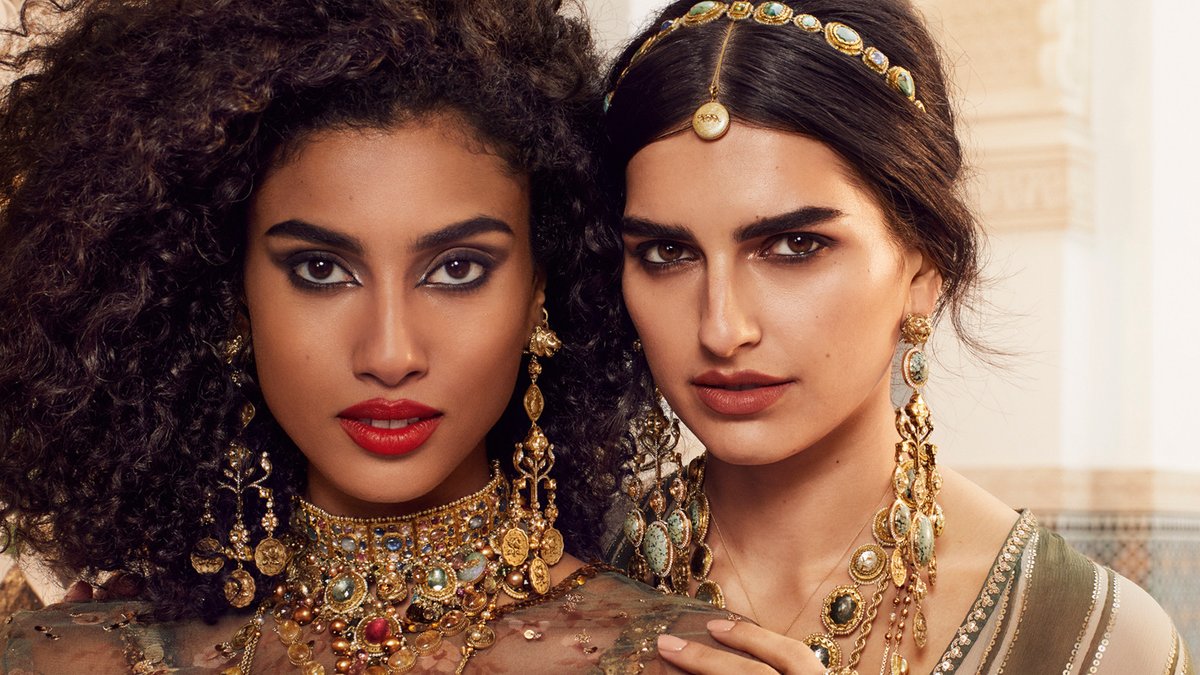 luxuryfacts's tweet image. Ten new matte lipsticks, ranging from the vibrant Calcutta Red to the rich Bombay Berry, housed in opulent cases, exude lusciousness with a bit of dramatic allure. Thanks to the new @EsteeLauder X Sabyasachi collaboration!
#LipstickAddict 
luxuryfacts.com/index.php/sect…
