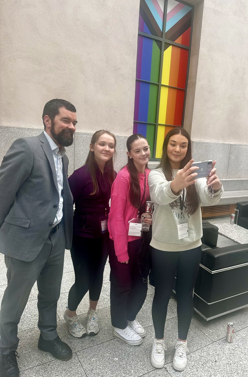 Lovely to meet Abbigail, Ruby & Emma (from @ArdgillanCNews @lusk_cc & @lorbalnews respectively) during their visit to Leinster House today. Always great to meet politically engaged young people & of course get the obligatory selfie for the ‘gram!