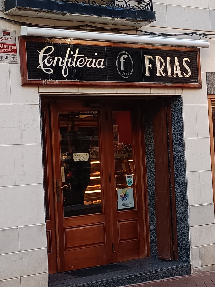 En Olmedo #Valladolid, desde <a href="/pasteleriafrias/">Pasteleria Frias</a> se ha hecho un trabajo de responsabilidad con su propio #PatrimonioGráfico. Un establecimiento de 125 años. Cita sobre <a href="/patrimografico/">Red Ibérica en Defensa del Patrimonio Gráfico</a> en su entrevista en <a href="/Radio_Medina/">Radio Medina Cadena SER</a> cadenaser.com/castillayleon/…
