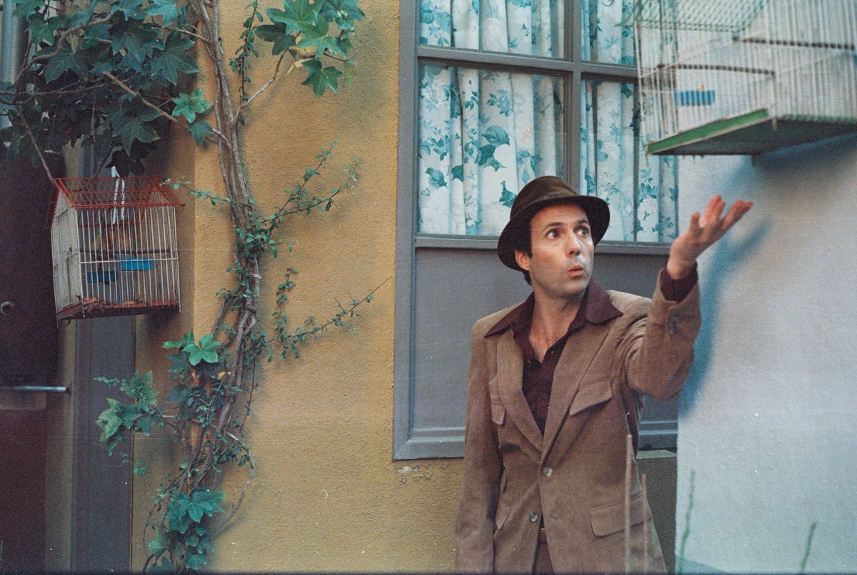 ¿Les suena la frase: Sin querer queriendo? Pues les tengo noticias. Así se llamará la bioserie inspirada en la vida de Roberto Gómez Bolaños, que ya está en grabaciones. Pablo Cruz será quien le de vida al protagonista. Manita ✋ si te emocionó la noticia.