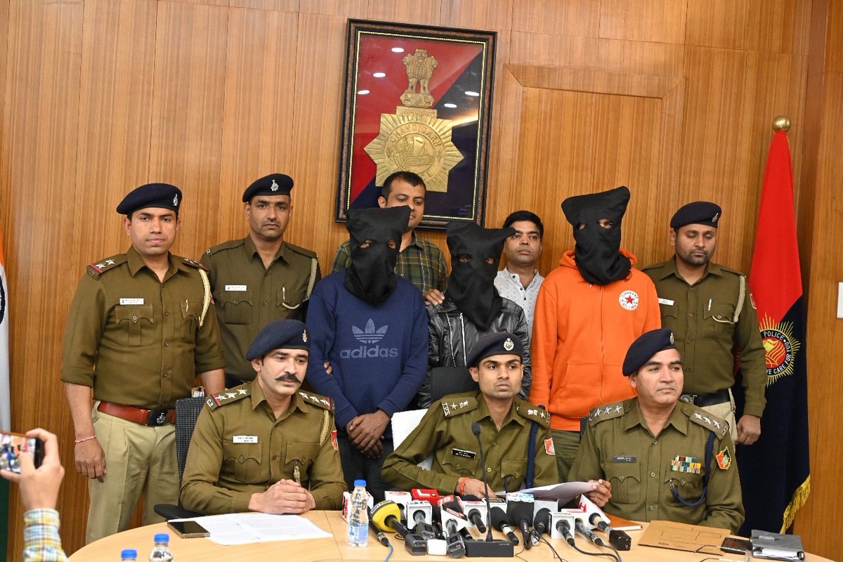 Crime Branch, in joint operation with Sp Cell Delhi Police, arrested 3 shooters of Lawrence Bishnoi-Goldie Brar gang who were conspiring to kill members of rival gang in court by posing as advocate 2 pistols, 6 cartridges, advocate uniform recovered @DgpChdPolice @CellDelhi