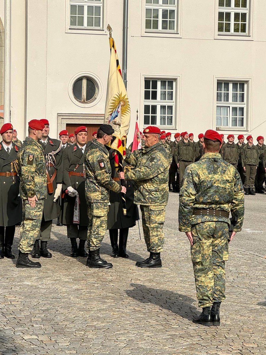 Oberst Markus Reisner hat heute nach 546 Tagen seine Funktion als Kommandant der Garde beendet. Ab morgen ist er Leiter des Institut 1 an der Militärakademie und ist damit für die Ausbildung der Fähnriche und damit des zukünftigen Führungsnachwuches des #Bundesheer verantwortlich