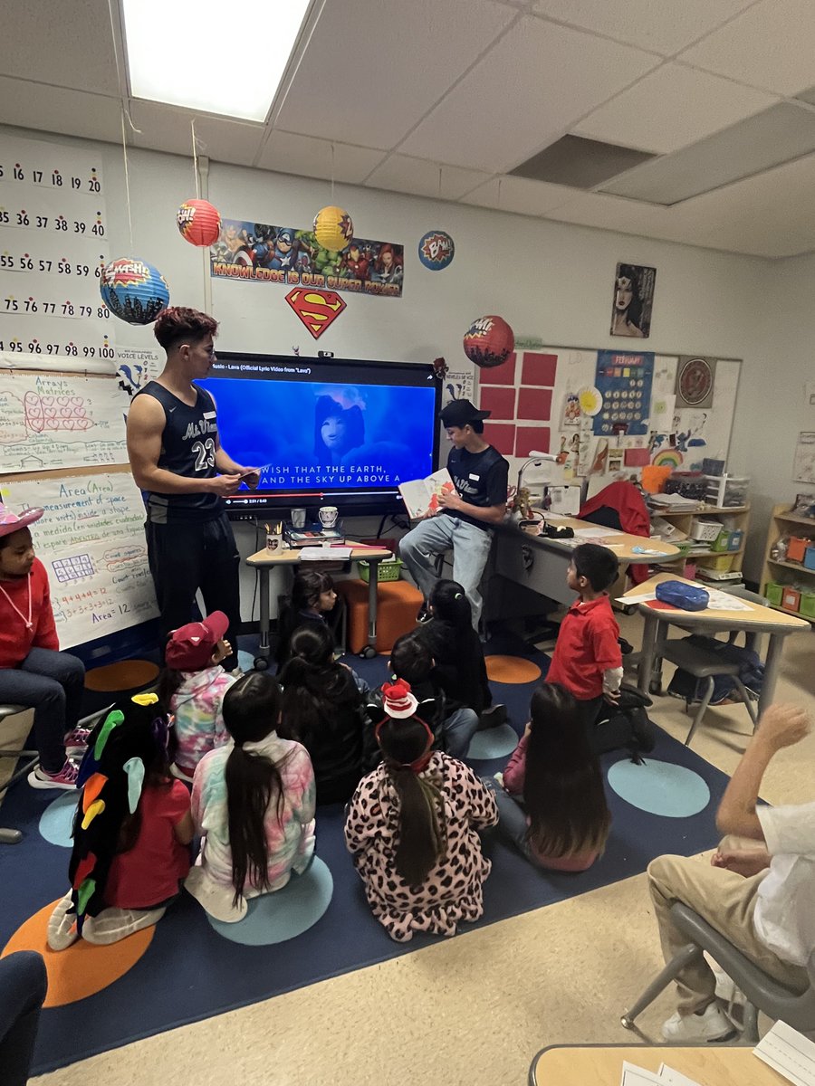 MveLibrary's tweet image. Celebrating Read Across America with Mountain View Lobos Varsity basketball! @es_regarrido @JDavisMVE