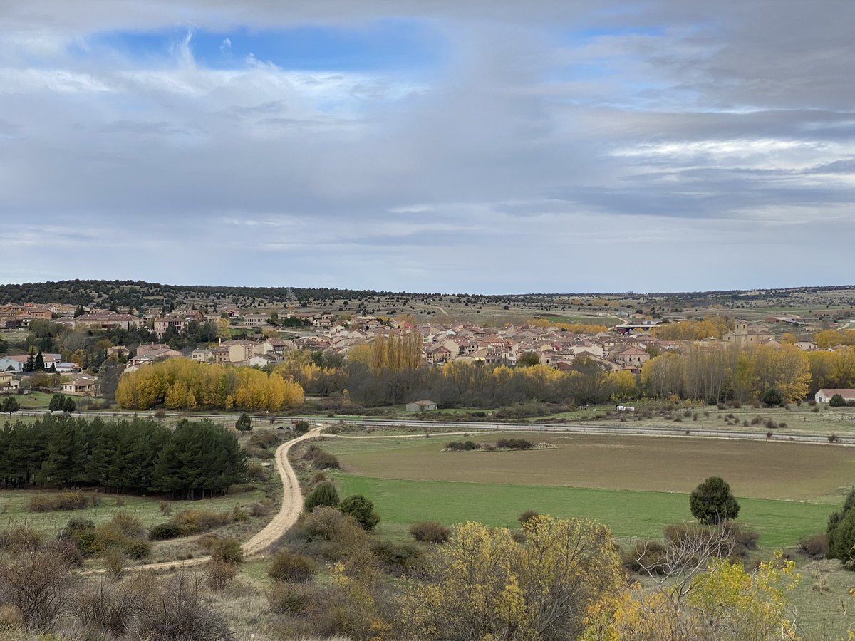 Prádena es un pueblo que tiene todos los servicios que se necesitan en la vida diaria. 
Nuestro pueblo está abierto a conseguir nuevos vecinos y nuevos negocios que quieran instalarse.          

Prádena cuenta con Guardería, Colegio hasta 4º Eso, Farmacia, Bancos, Restaurantes…