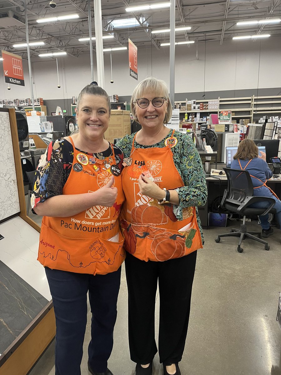 The wonderful DSM, Danielle, showing off Lisa’s new Rockwood pin! 🫶🏼Great leads and greats sales earn you a Pin! Don’t believe me, find out for yourself! 😉