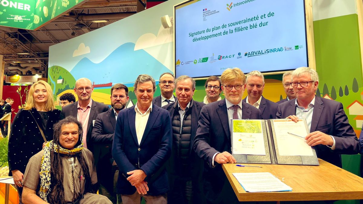 Soutien <a href="/Agri_Gouv/">Ministère Agriculture et Souveraineté alimentaire</a> #souveraineté #BleDur. Avec <a href="/intercereales/">Intercereales</a>, en présence de <a href="/jacques_groison/">jacques_groison</a>, DG @Arterris11, au #SIA2024, signature 1er #PlanDeRelance. 
<a href="/lacoopagricole/">La Coopération Agricole</a> <a href="/SYRPAcom/">SYRPA</a> <a href="/FiliereCRC/">Filière CRC</a> <a href="/Occitanie/">Région Occitanie</a> <a href="/lesmarches/">Les Marchés</a> <a href="/LesEchos/">Les Echos</a> <a href="/Metiersdugrain/">La Coopération Agricole Métiers du grain</a> <a href="/PassionCereales/">Passion Céréales</a> <a href="/AGPB_Cerealiers/">AGPB - Céréaliers de France 🌾</a>