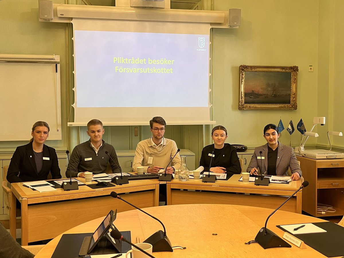 Väldigt bra möte med <a href="/pliktradet/">Pliktrådet</a> i försvarsutskottet idag. Vi fick klar och tydlig information om de brister som rådet ser i värnpliktsutbildningen efter sina förbandsbesök, en del sådant vi diskuterat länge, en del nya saker som måste åtgärdas. Tack för ert arbete!
