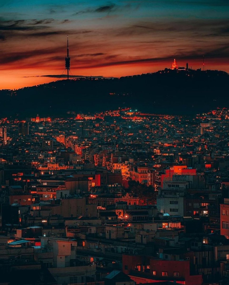 VisitBCN_EN's tweet image. Barcelona by night, simply marvellous! 🌙
📸 1️⃣ 2️⃣3️⃣ heath.rasmussen (IG)
📸 4️⃣ boluddha (IG)
#visitbarcelona #barcelonanights #aerialviews