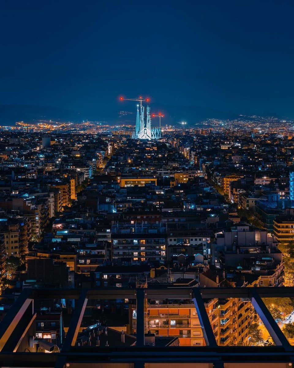 VisitBCN_EN's tweet image. Barcelona by night, simply marvellous! 🌙
📸 1️⃣ 2️⃣3️⃣ heath.rasmussen (IG)
📸 4️⃣ boluddha (IG)
#visitbarcelona #barcelonanights #aerialviews