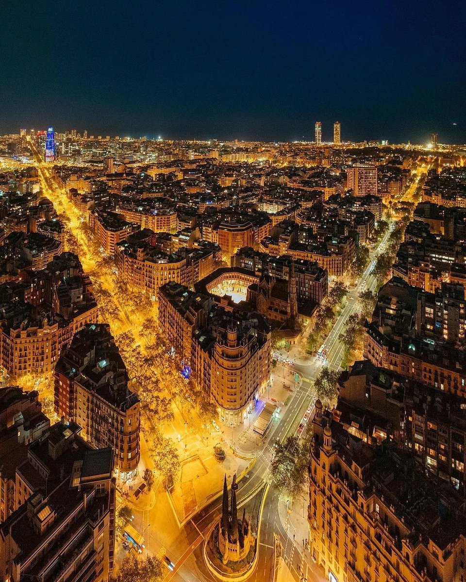 VisitBCN_EN's tweet image. Barcelona by night, simply marvellous! 🌙
📸 1️⃣ 2️⃣3️⃣ heath.rasmussen (IG)
📸 4️⃣ boluddha (IG)
#visitbarcelona #barcelonanights #aerialviews