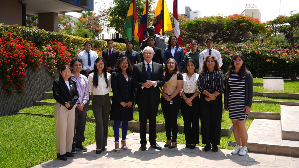 ComunidadAndina's tweet photo. Hoy reiniciamos el programa #JóvenesporlaIntegración y recibimos la visita de los estudiantes del Taller de Estudios Internacionales "José Luis Bustamante y Rivero" de la @UNMSM_ del Perú.

Los alumnos de las facultades de Derecho, Ciencias Económicas y Ciencias Administrativas fueron recibidos por el Secretario General de la #ComunidadAndina, @GutierrezReinel.