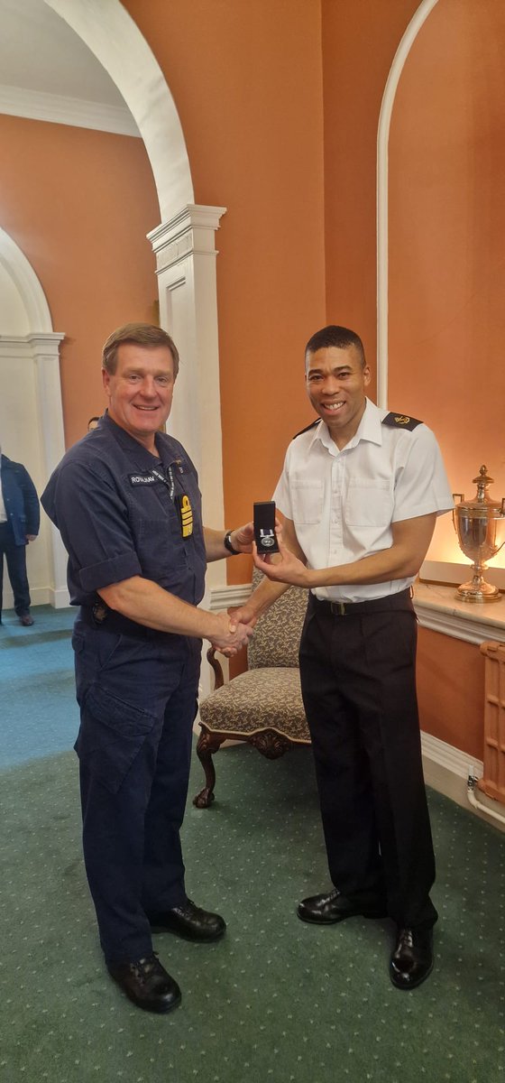 Thank you Admiral @FirstSeaLord for taking the time to present LStd Mponda with his Lond Service & Good Conduct medal this morning 👏

A great way to start the day! 

@RoyalNavy 
@MartinJConnell 
@RAdmJudeTerry 
@FurberHay